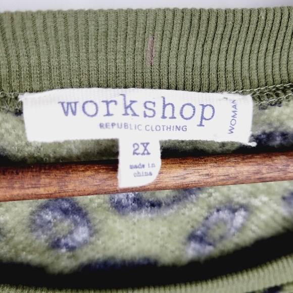 Workshop green and black leopard print plush sweater Size 2X - Picture 9 of 10